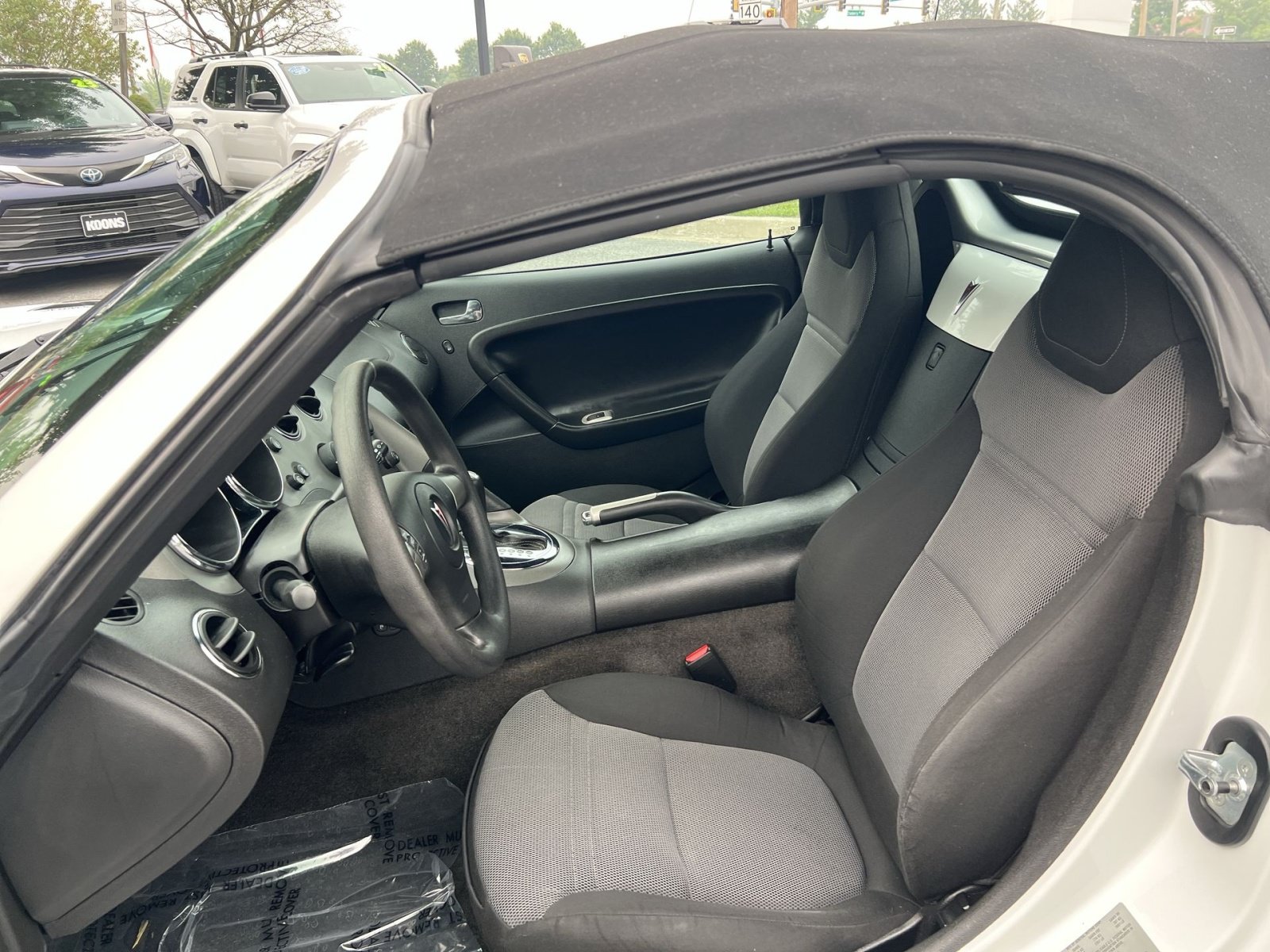 Used 2009 Pontiac Solstice Convertible w/ Preferred Package RWD image 13