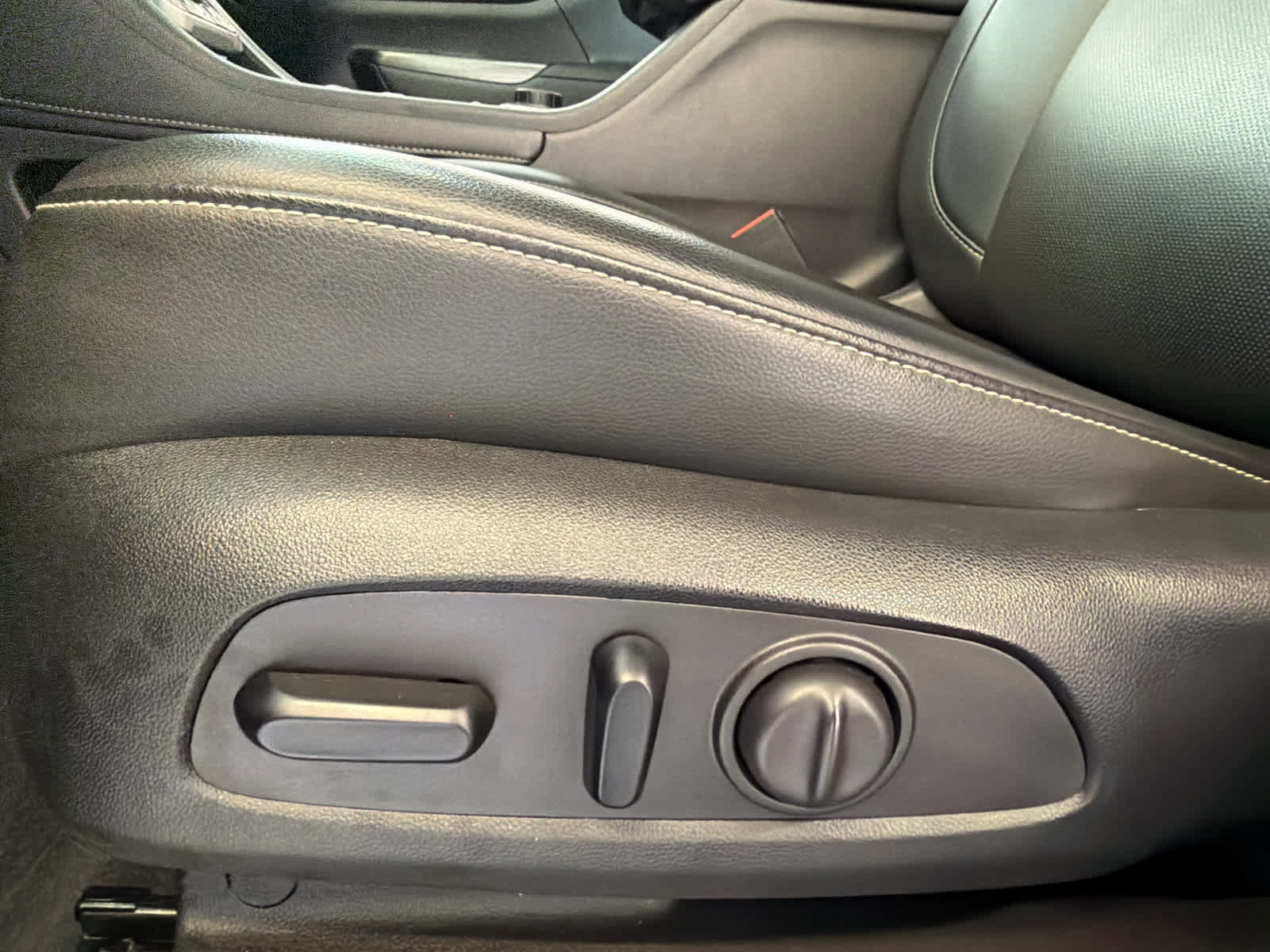 Used 2023 GMC Acadia SLT FWD image 17