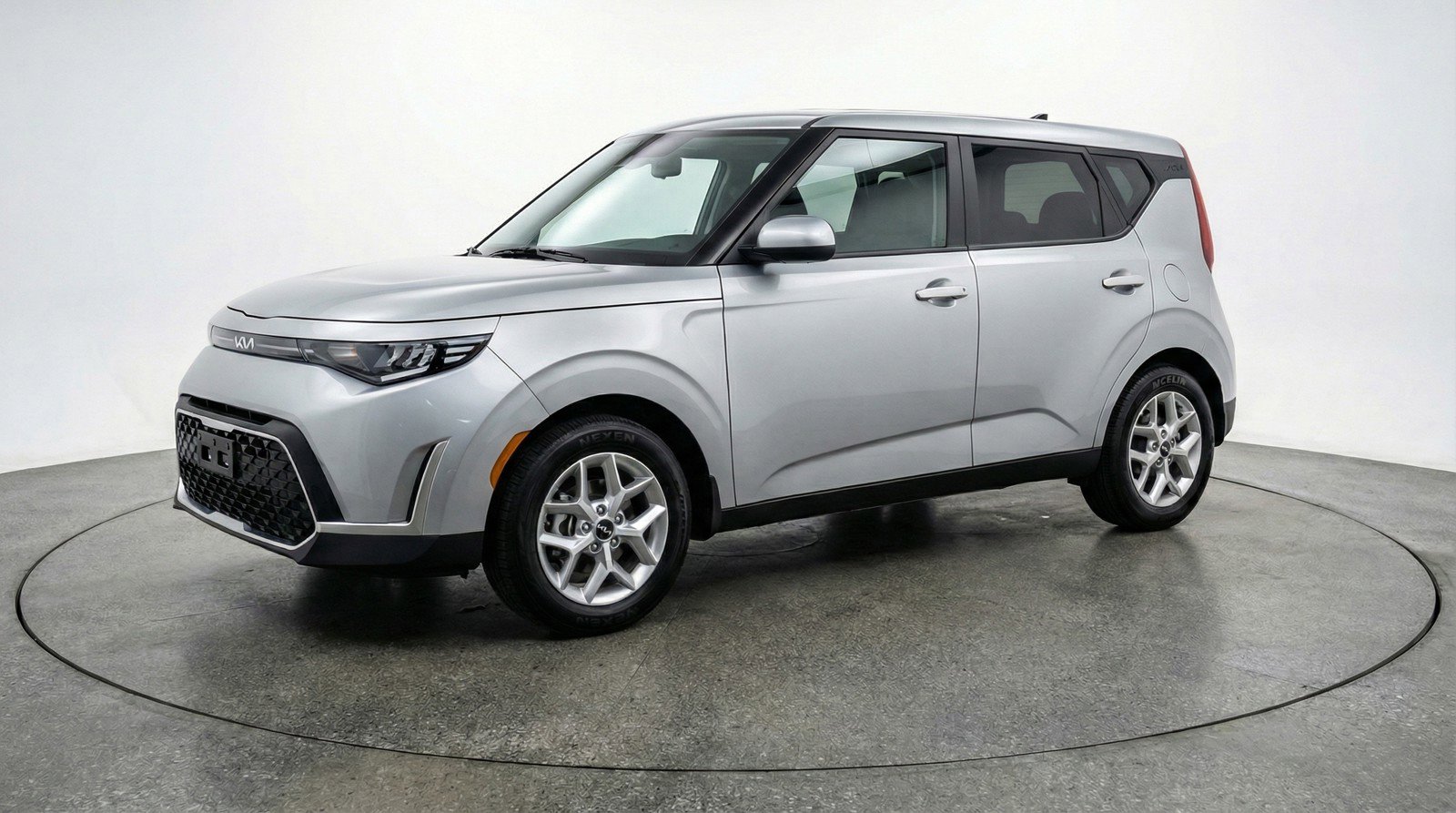 Used 2025 Kia Soul LX w/ LX Technology Package FWD image 3