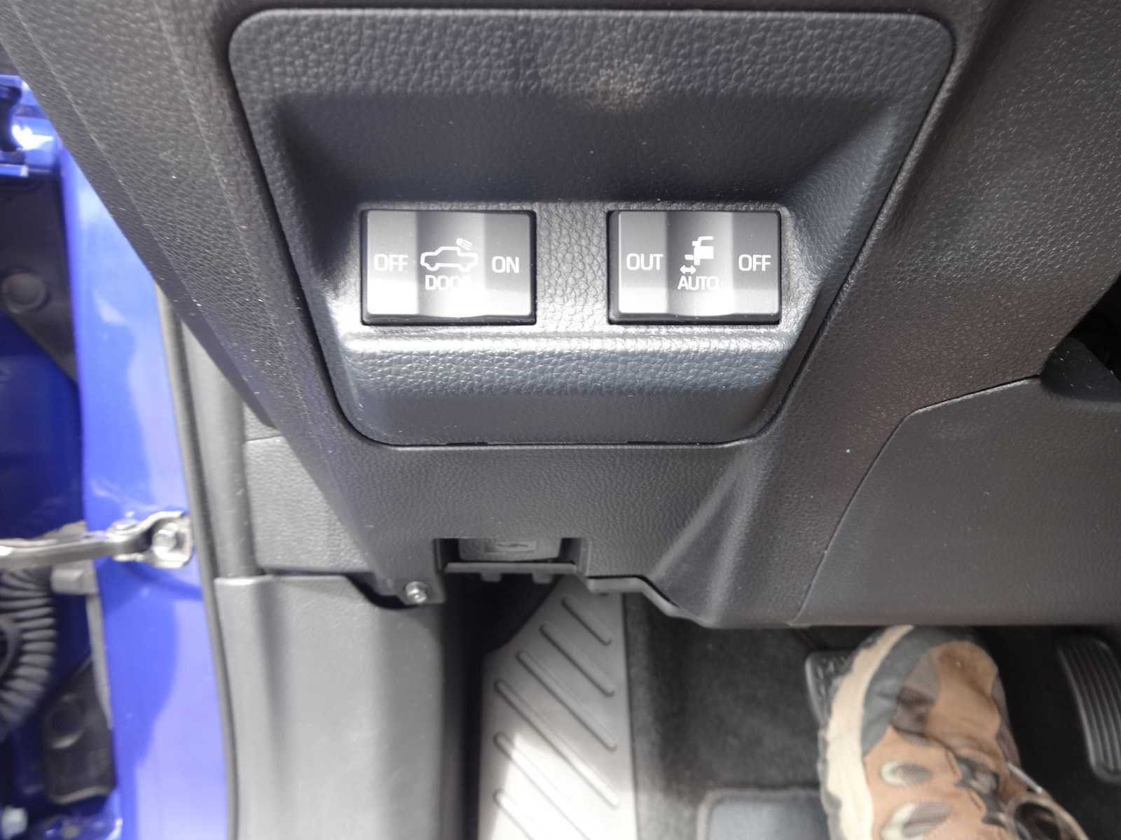 Used 2024 Toyota Tacoma Limited w/ Limited Package (LT) image 27