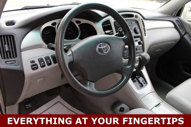 Used 2005 Toyota Highlander 4WD V6 w/ 3rd Row image 2