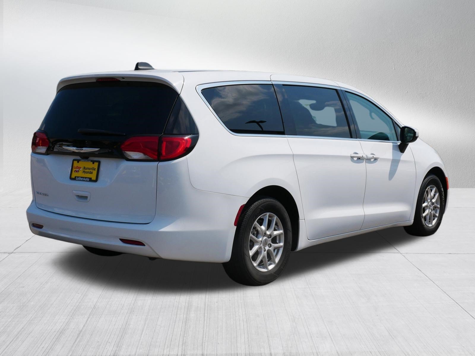 Used 2023 Chrysler Voyager LX FWD image 7