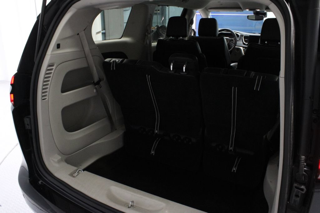 Used 2024 Chrysler Pacifica Touring-L FWD image 19