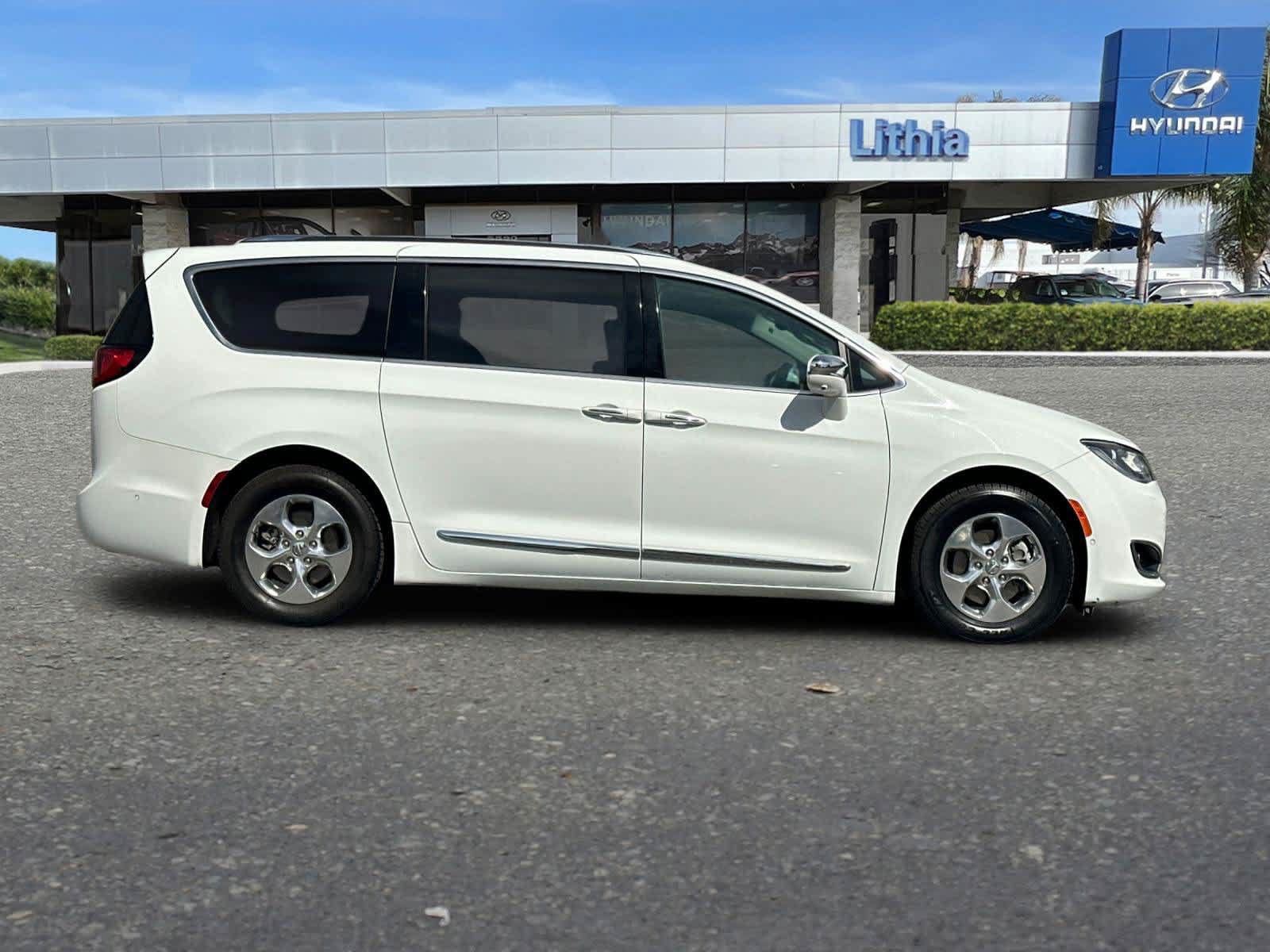 Used 2018 Chrysler Pacifica Limited w/ Advanced Safetytec Group FWD image 9
