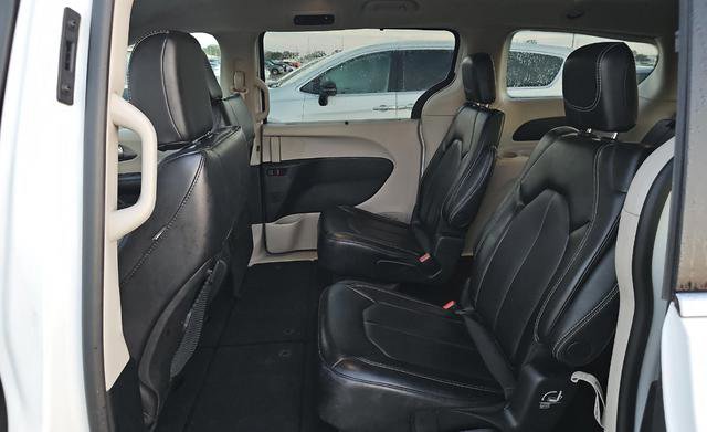 Used 2024 Chrysler Pacifica Touring-L image 11