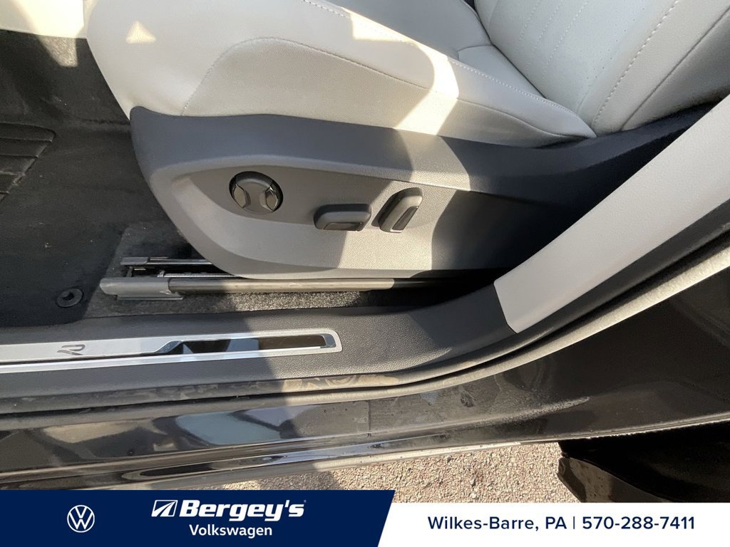 Used 2024 Volkswagen Tiguan SE R-Line AWD/4WD image 13