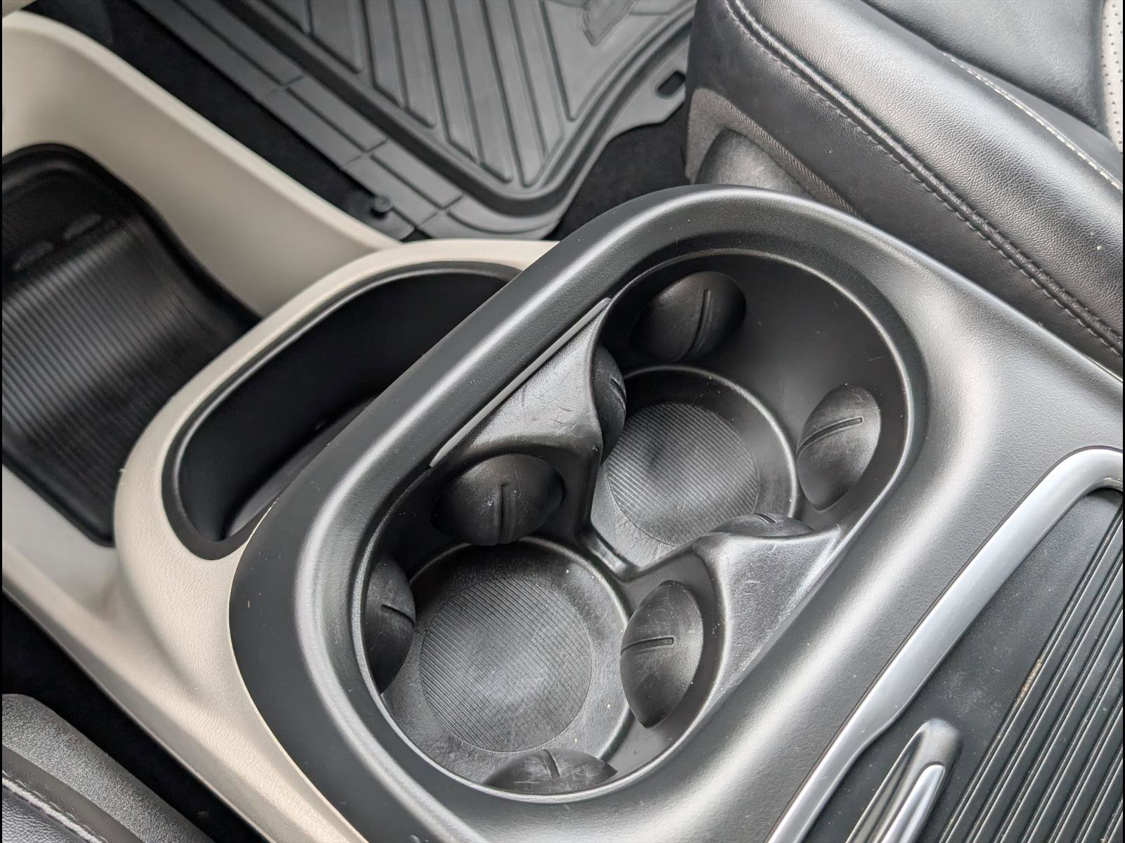 Used 2024 Chrysler Pacifica Touring-L image 16