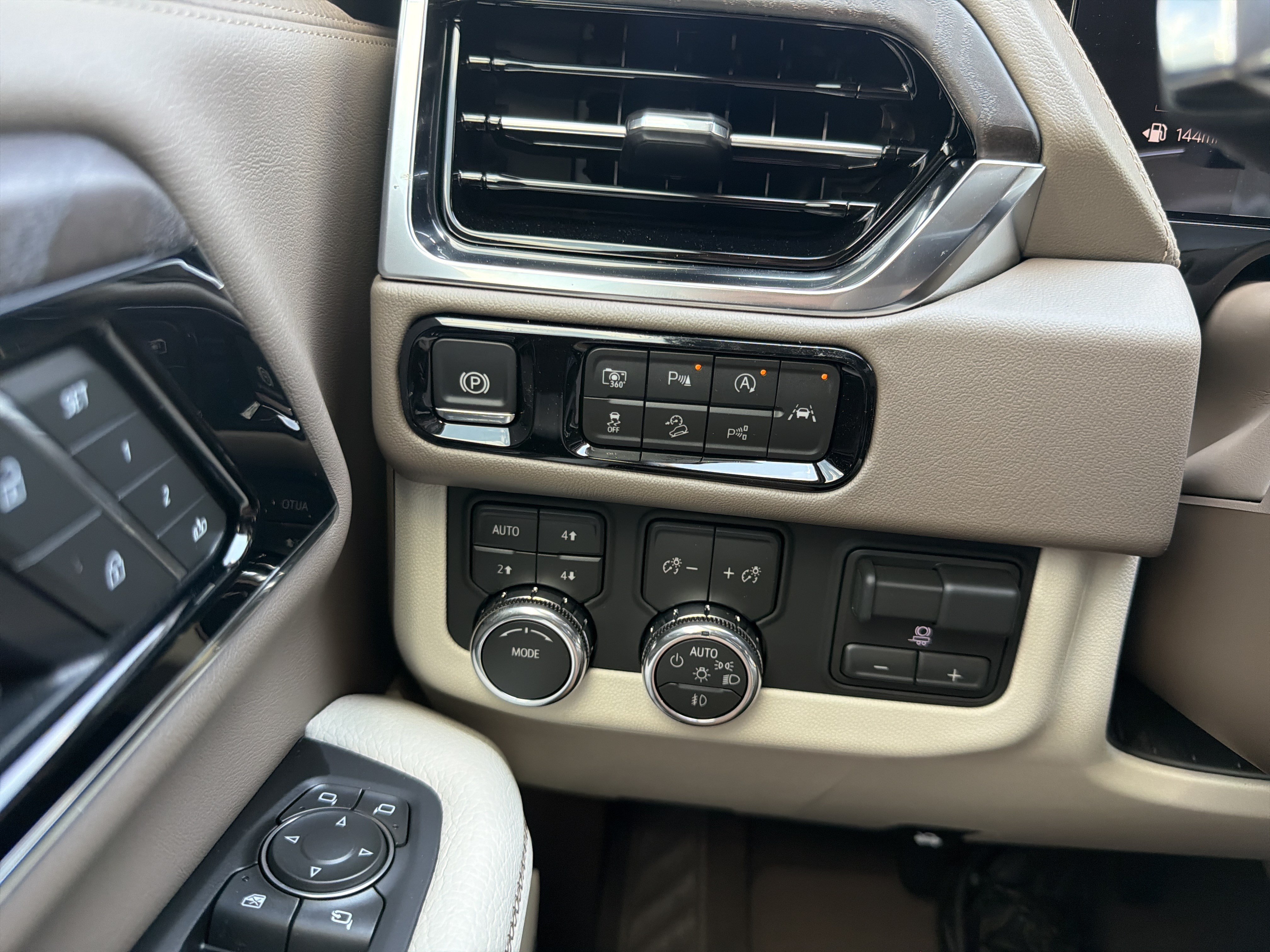 New 2026 GMC Yukon Denali w/ Advanced Technology Package AWD/4WD image 32