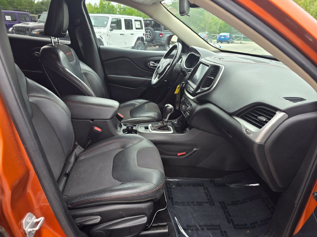 Used 2016 Jeep Cherokee Trailhawk w/ Cold Weather Group AWD/4WD image 27