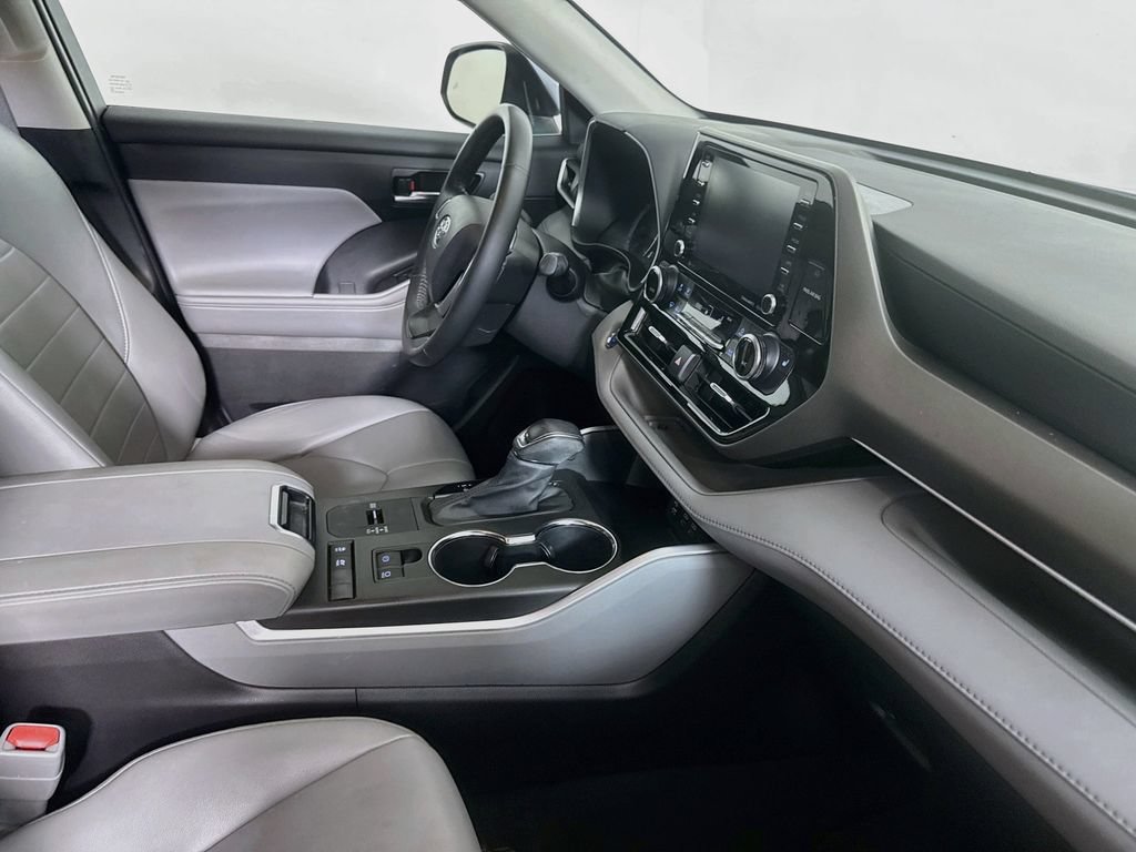 Used 2022 Toyota Highlander XLE FWD image 28