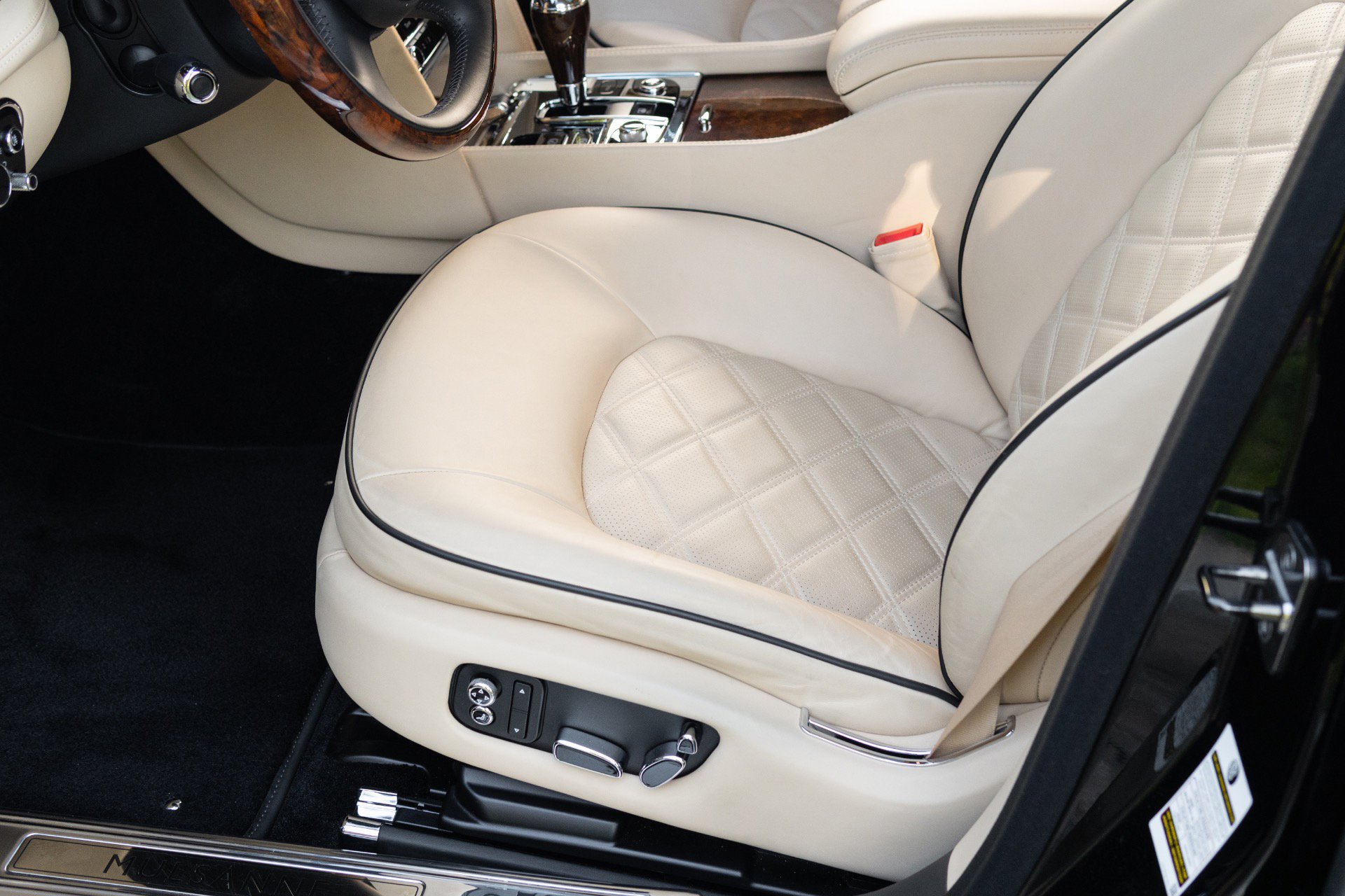 Used 2014 Bentley Mulsanne RWD image 37