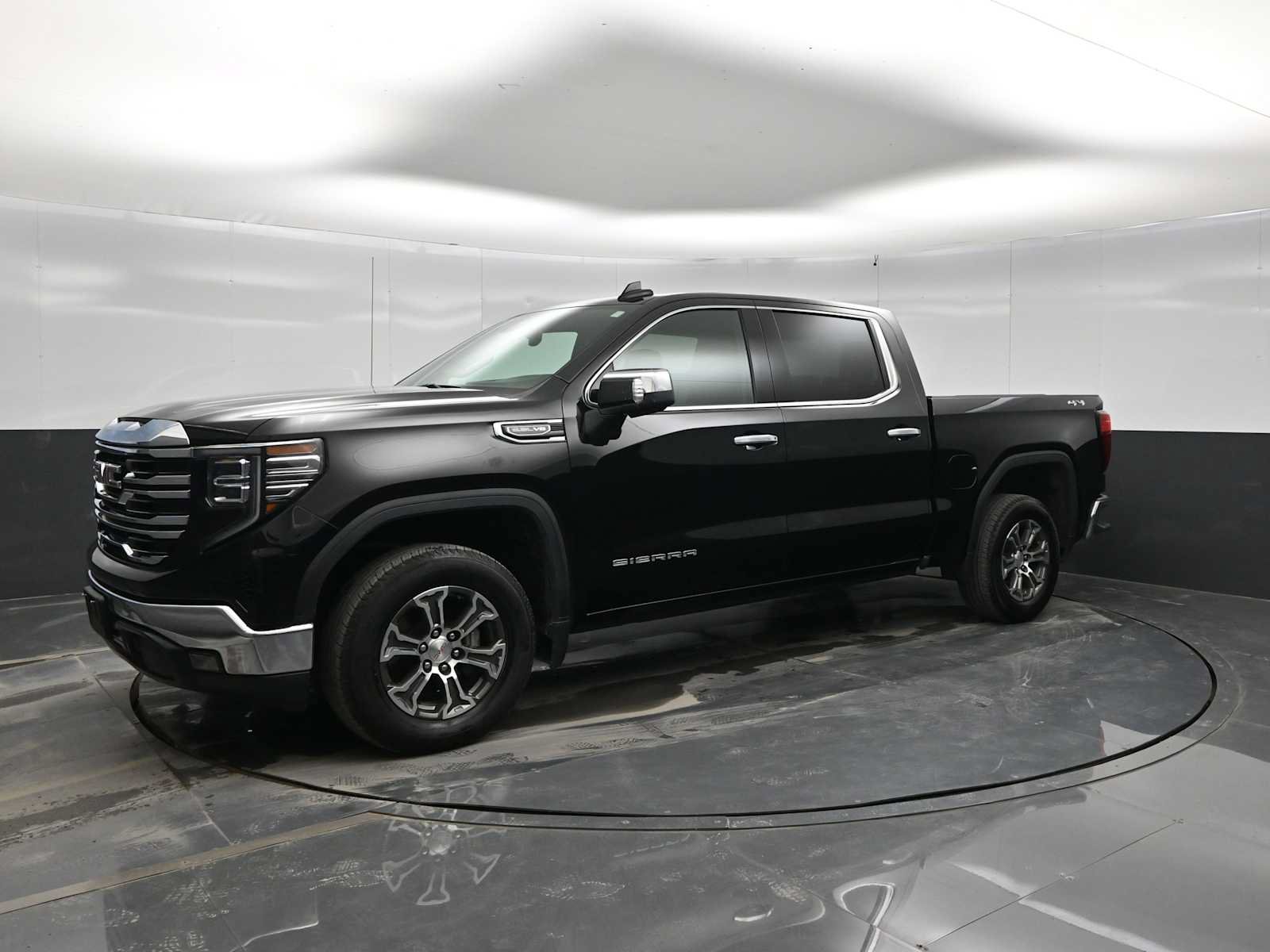 Used 2025 GMC Sierra 1500 SLT AWD/4WD image 4