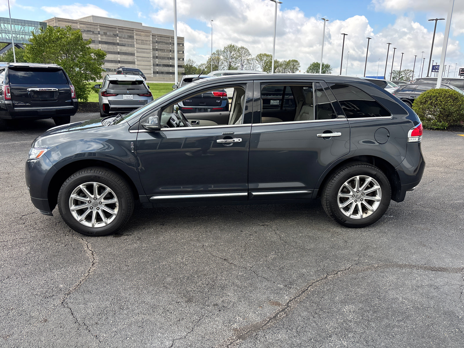 Used 2013 Lincoln MKX FWD image 4