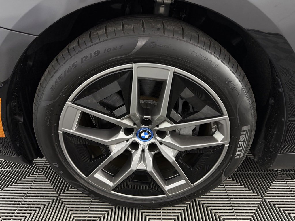 Used 2025 BMW i5 xDrive40 w/ Premium Package image 11