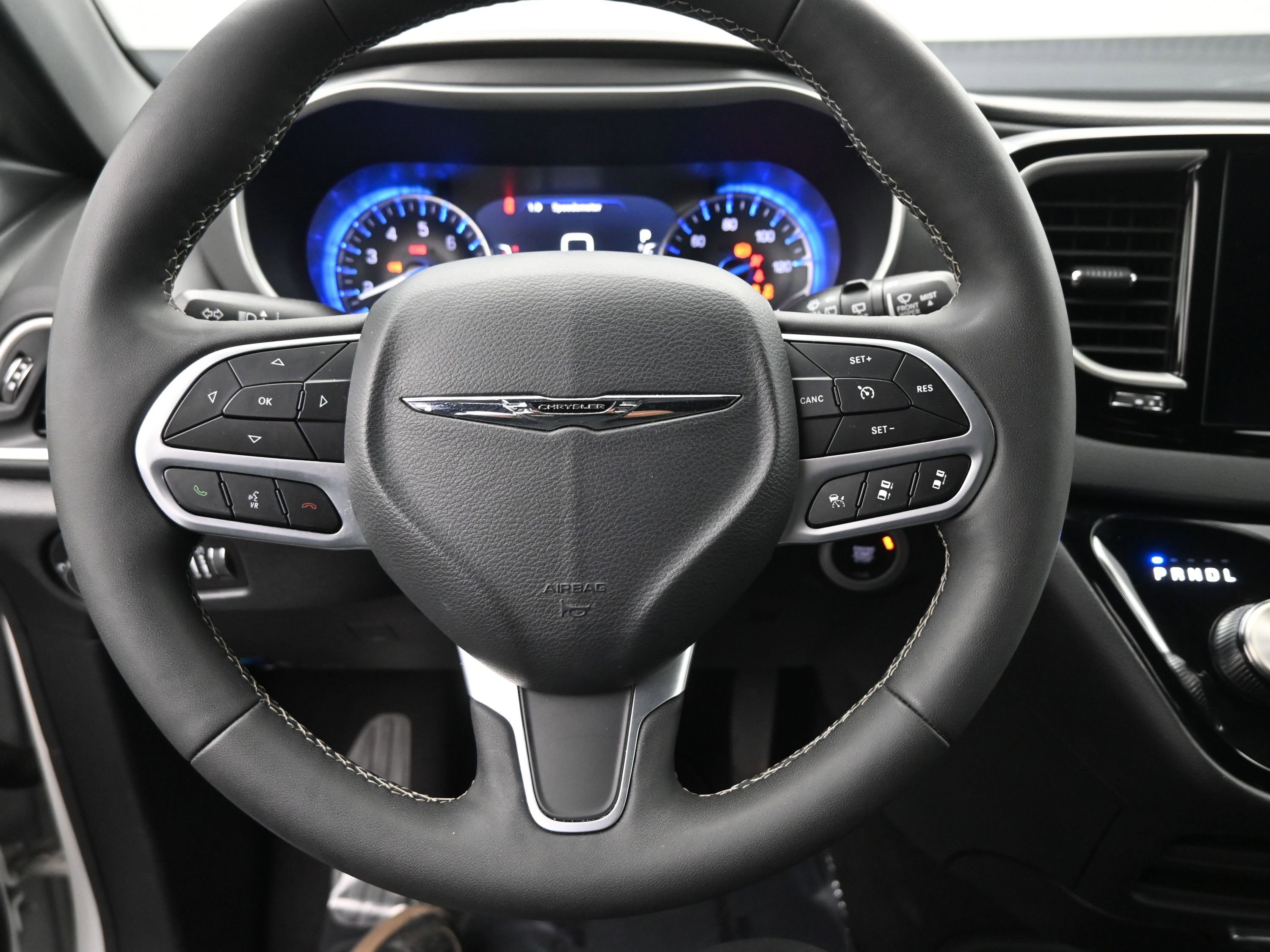 Used 2025 Chrysler Pacifica Select image 11