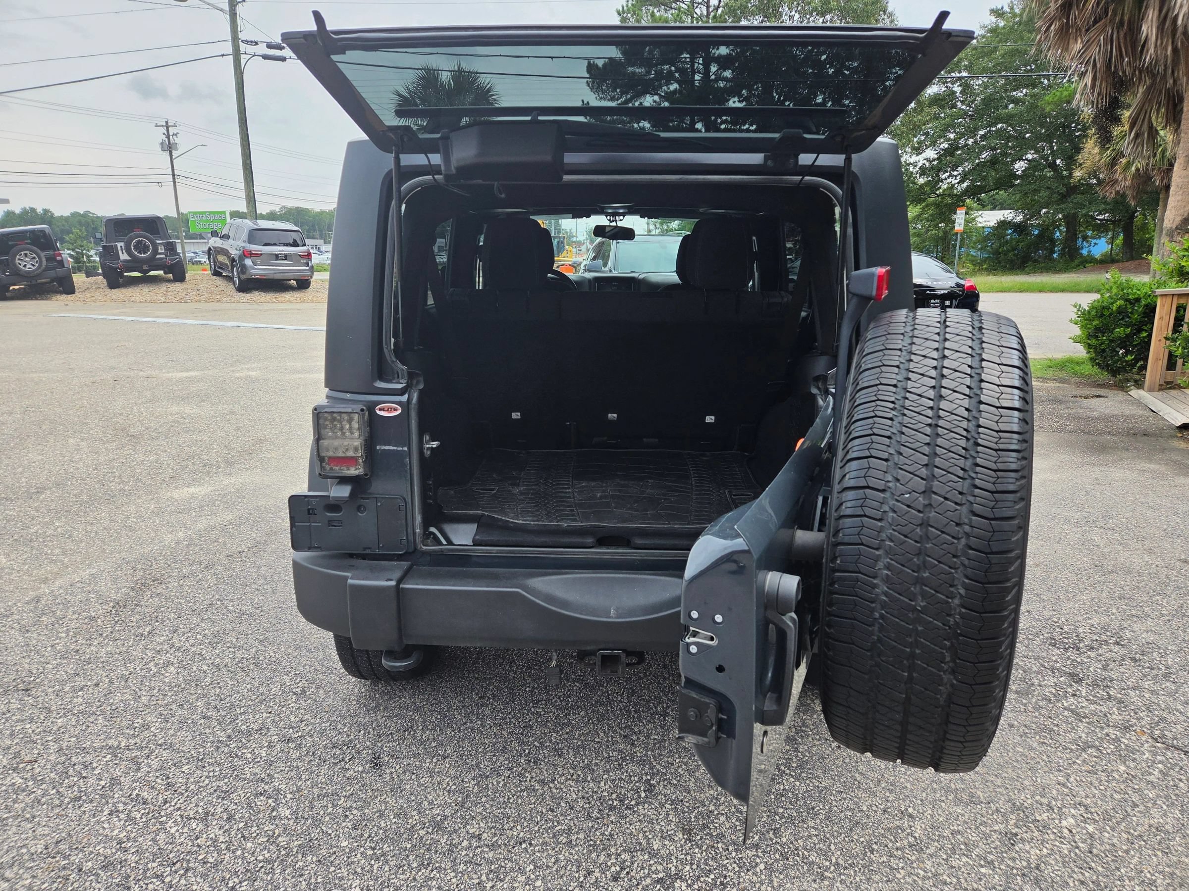 Used 2017 Jeep Wrangler Unlimited Rubicon w/ Cold Weather Group AWD/4WD image 11