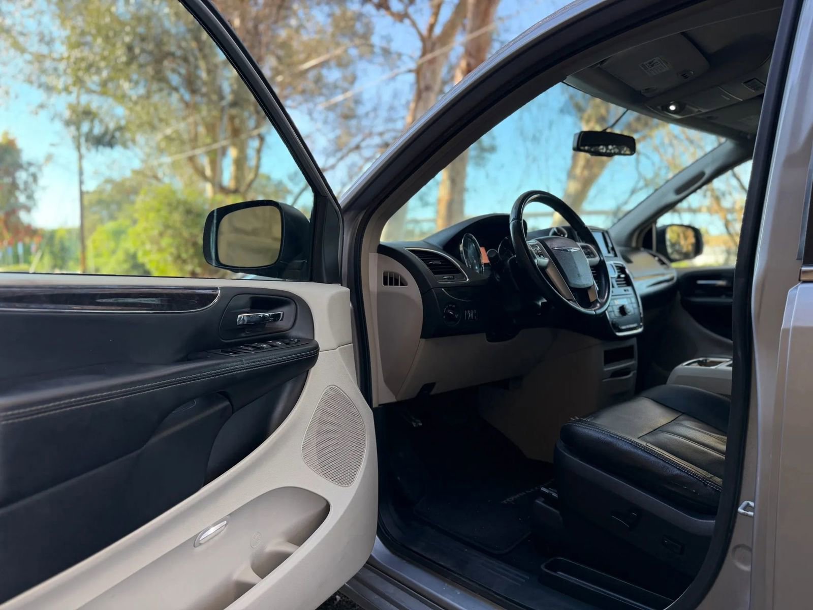 Used 2015 Chrysler Town & Country Touring FWD image 8