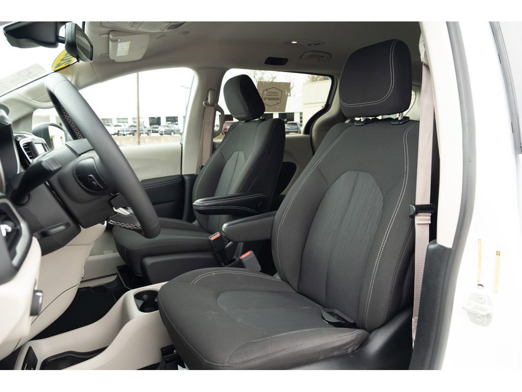 Used 2023 Chrysler Voyager LX image 12
