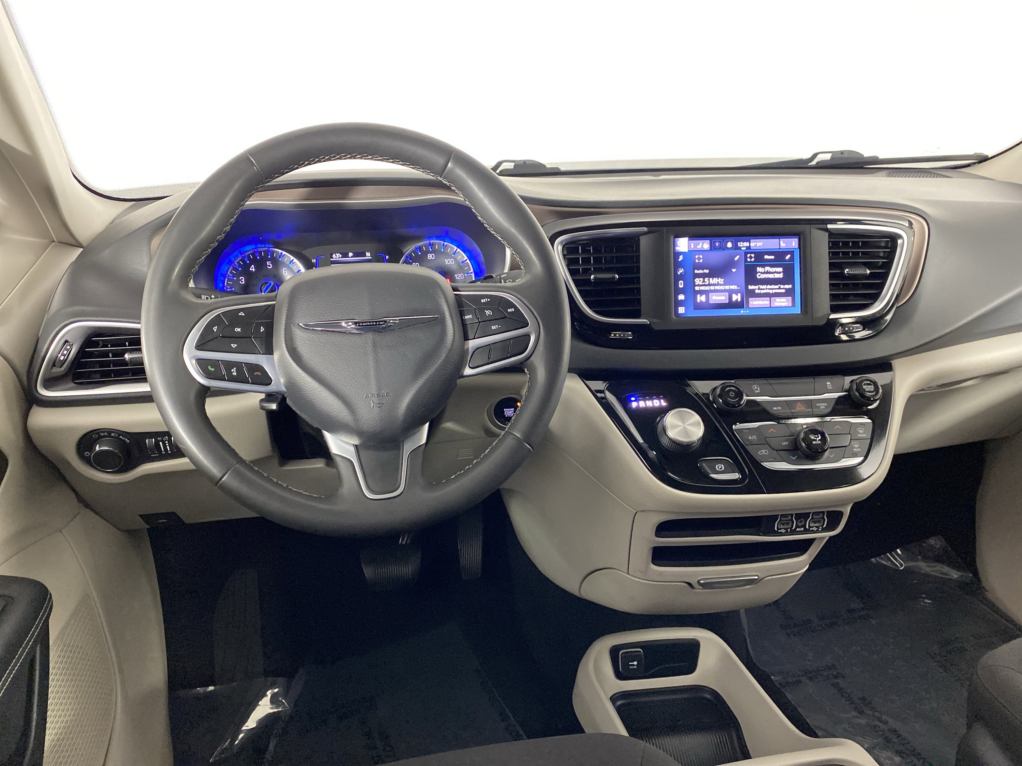 Used 2023 Chrysler Voyager LX image 43