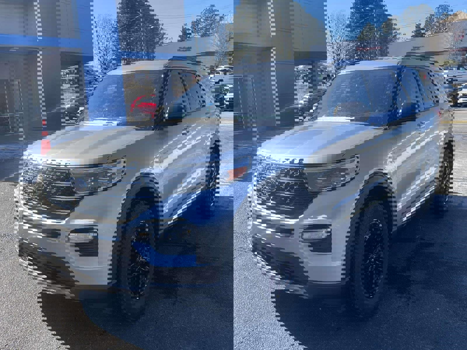 Used 2022 Ford Explorer XLT w/ Equipment Group 202A image 7