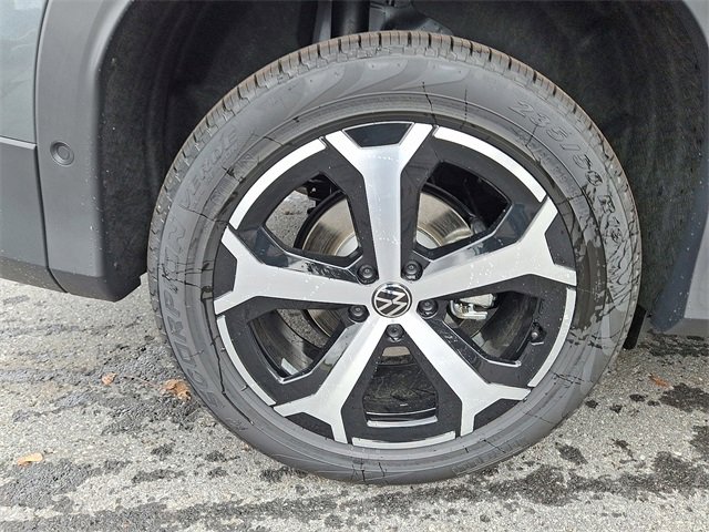 New 2025 Volkswagen Tiguan SE image 12