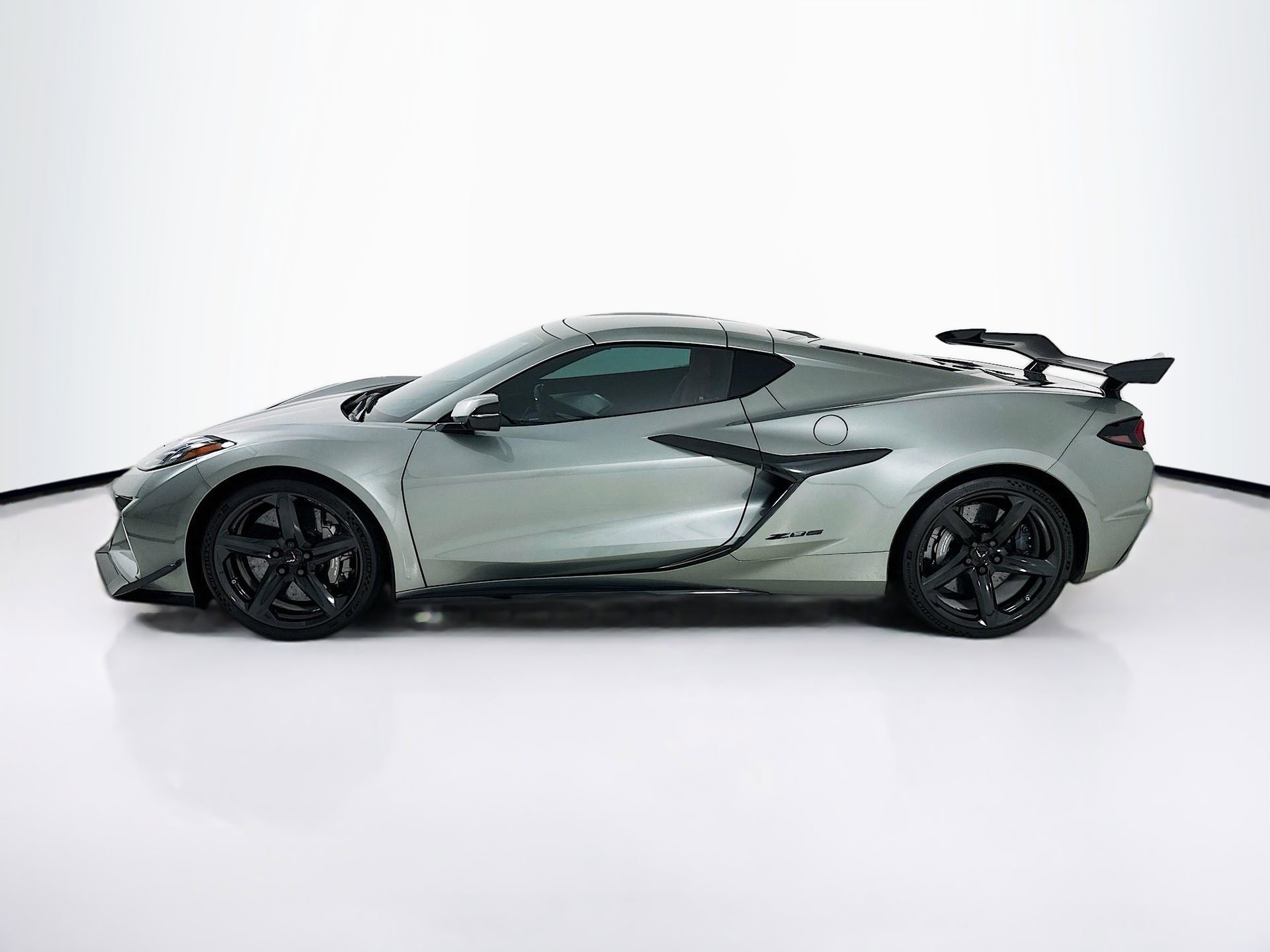 Used 2023 Chevrolet Corvette Z06 w/ Z07 Performance Package RWD image 5