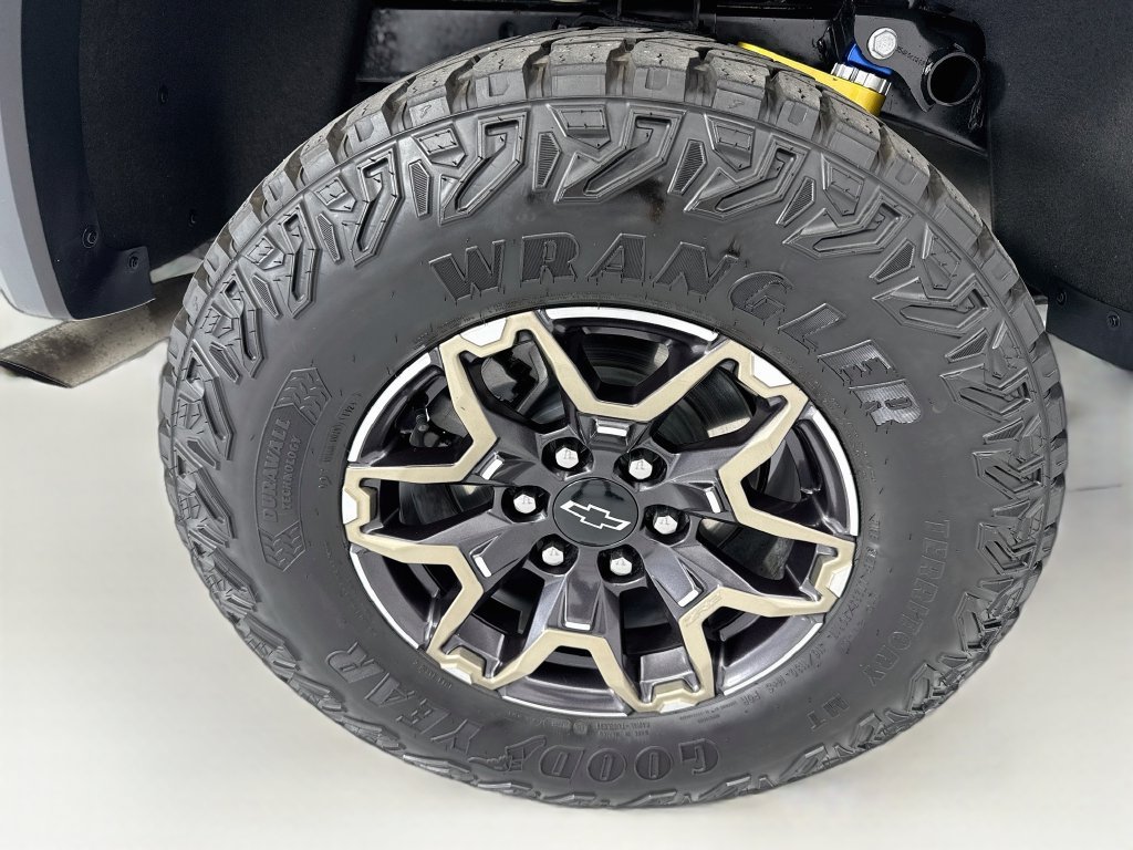 Used 2024 Chevrolet Colorado ZR2 w/ ZR2 Convenience Package III AWD/4WD image 32