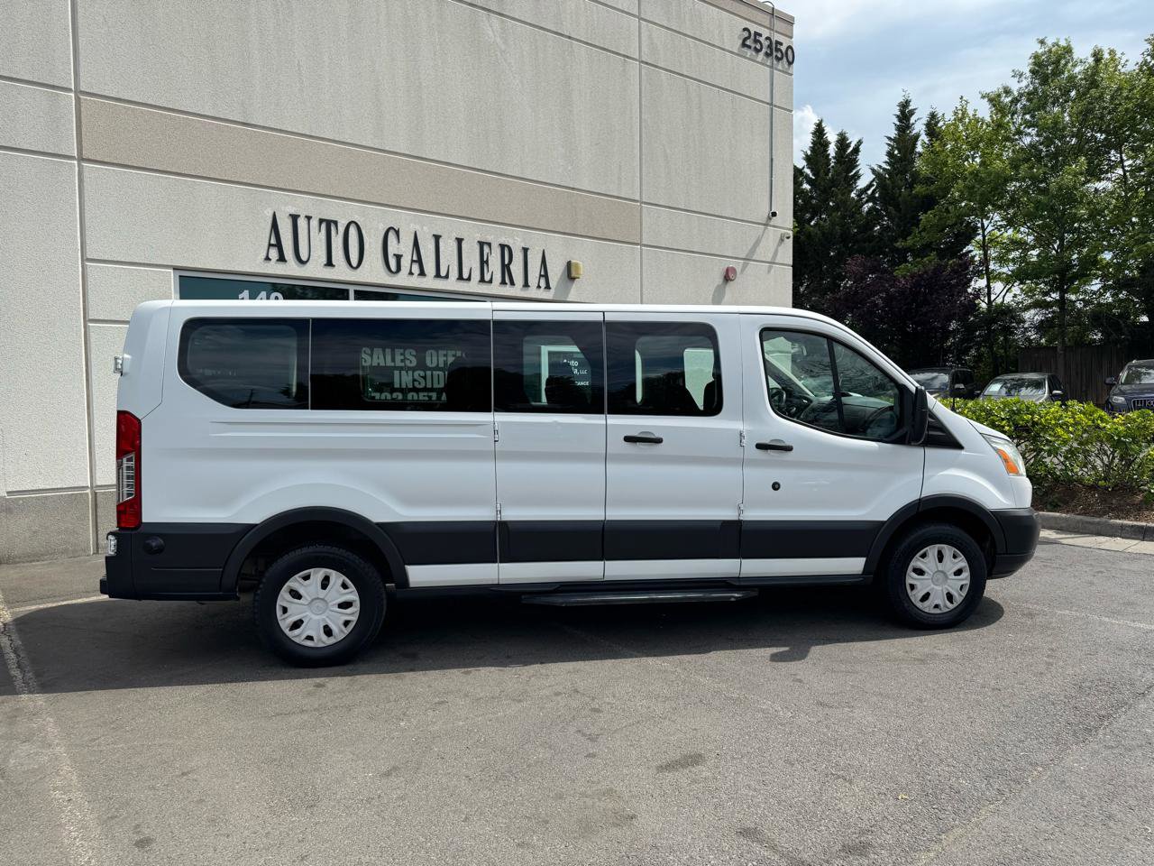 Used 2017 Ford Transit 350 XLT RWD image 4