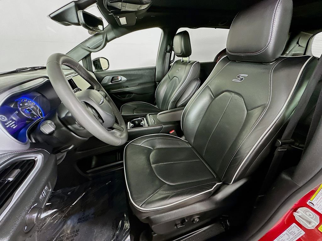 Certified 2025 Chrysler Pacifica Limited FWD image 32