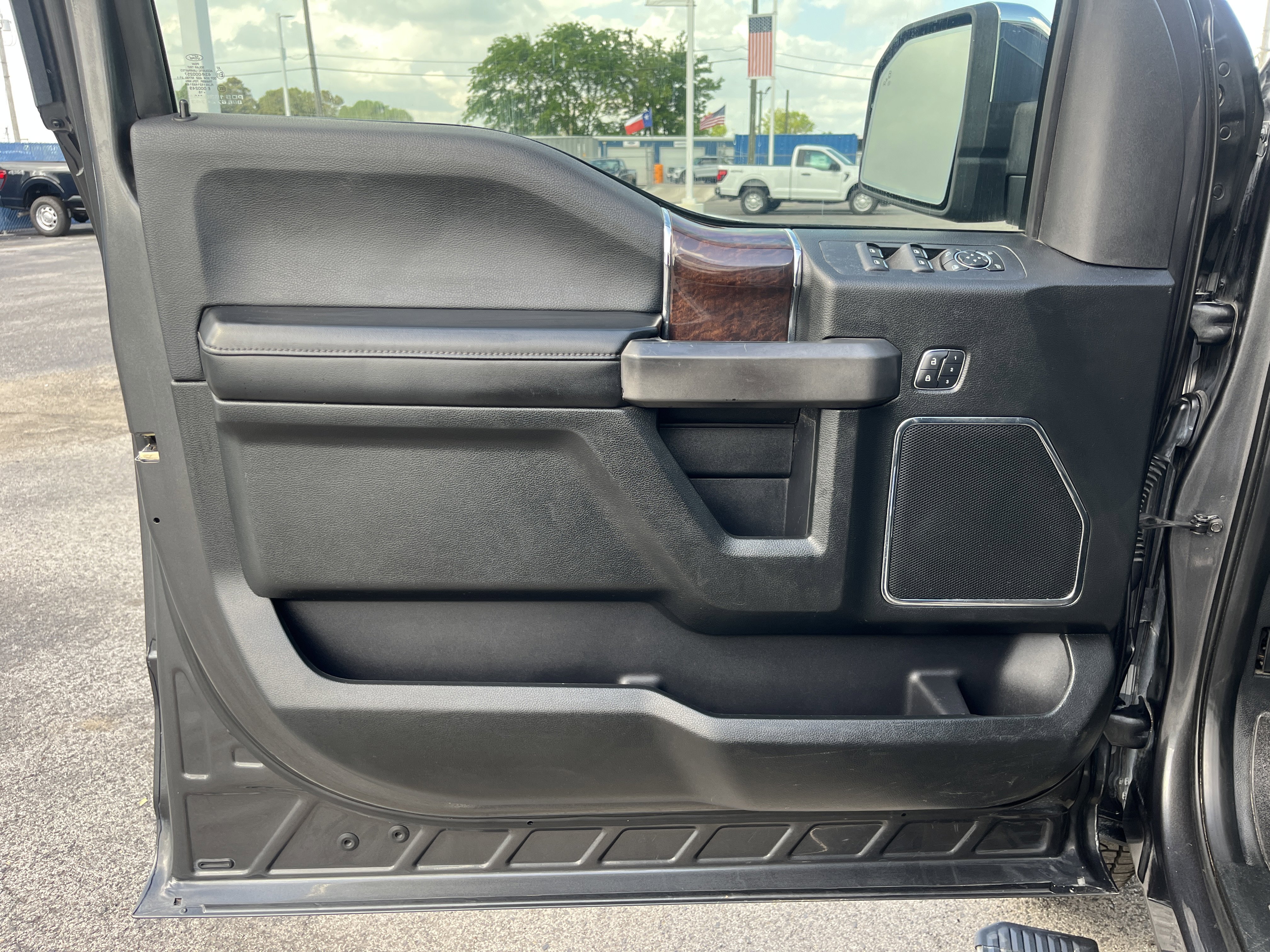 Used 2016 Ford F150 Platinum w/ Equipment Group 701A Luxury RWD image 13