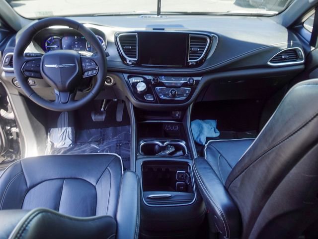 Used 2023 Chrysler Pacifica Limited w/ Uconnect Theater Family Group FWD image 23