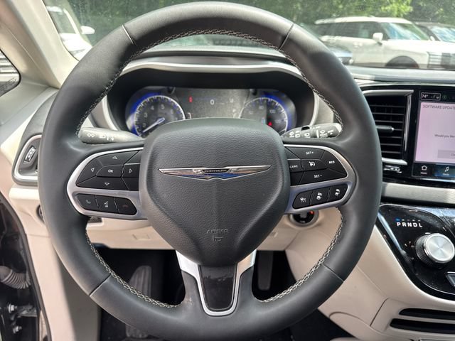 Used 2024 Chrysler Pacifica Touring-L FWD image 19