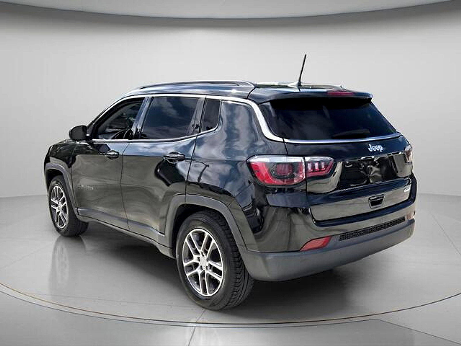 Used 2019 Jeep Compass Latitude FWD image 4