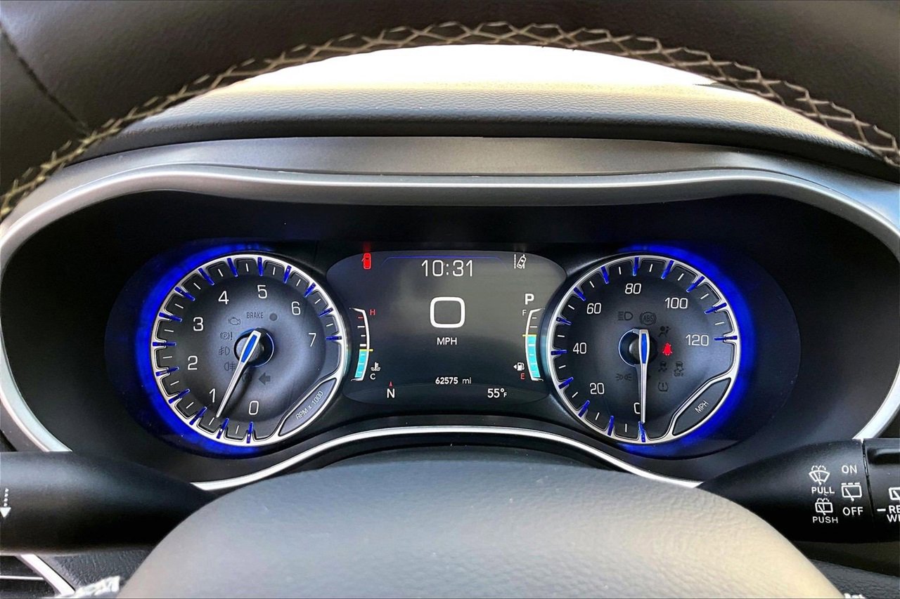 Certified 2024 Chrysler Pacifica Touring-L image 10
