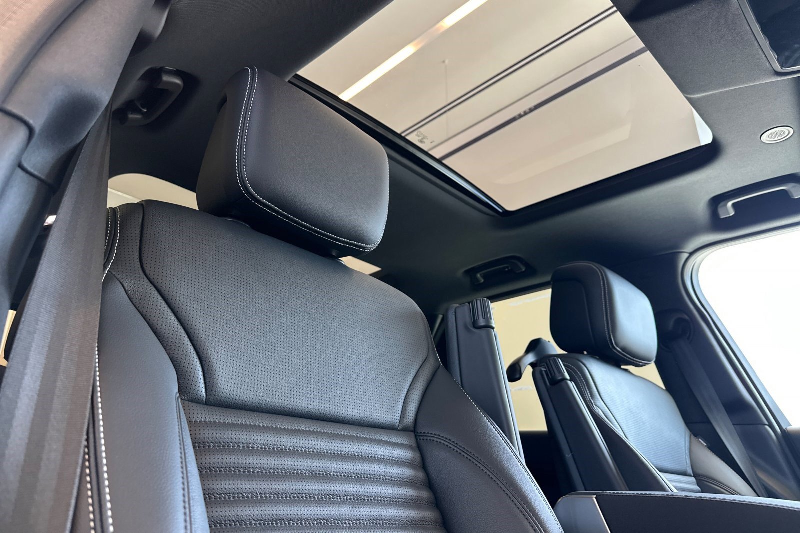 New 2026 Land Rover Discovery S image 24