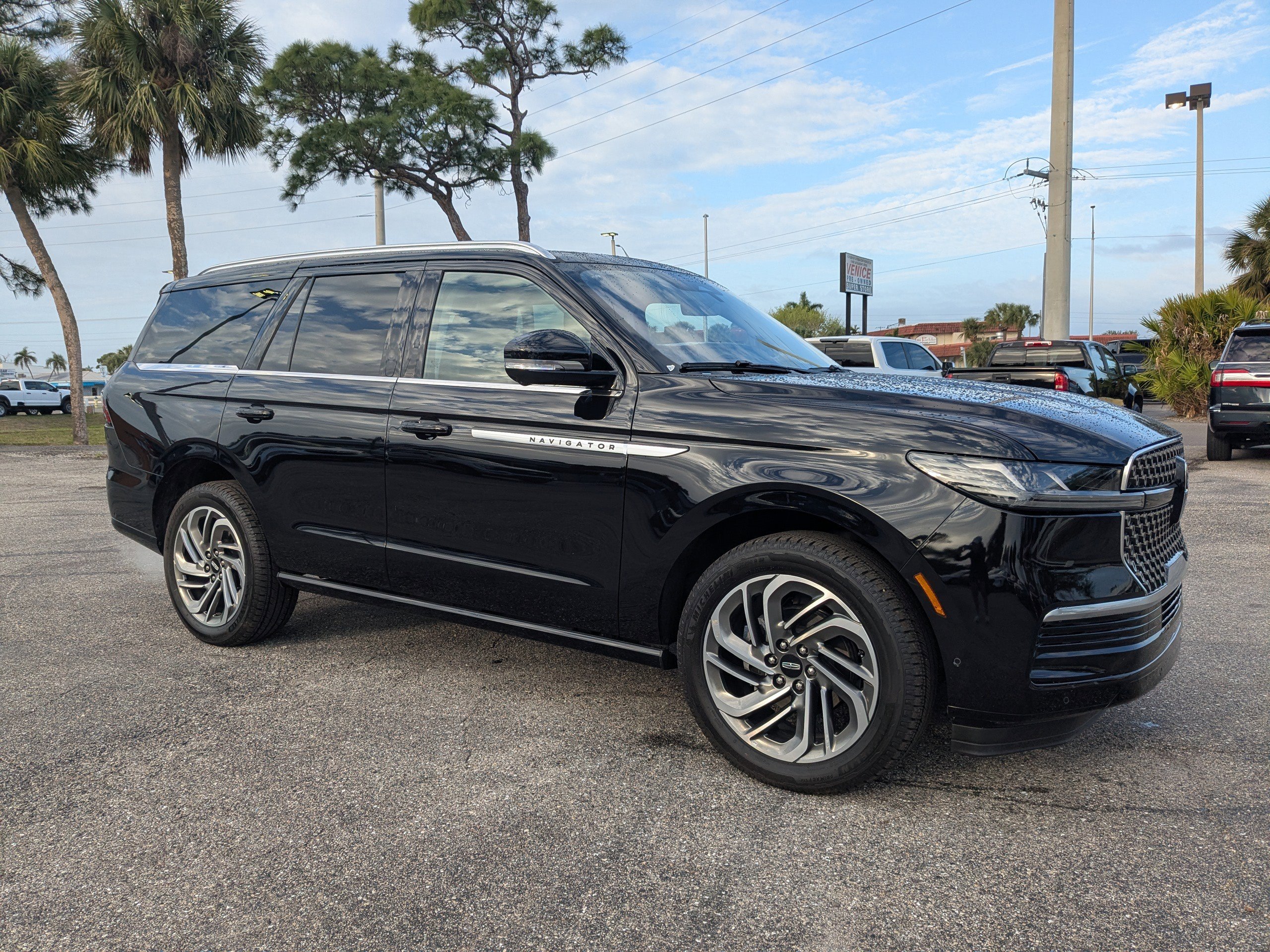 Used 2025 Lincoln Navigator Reserve image 2