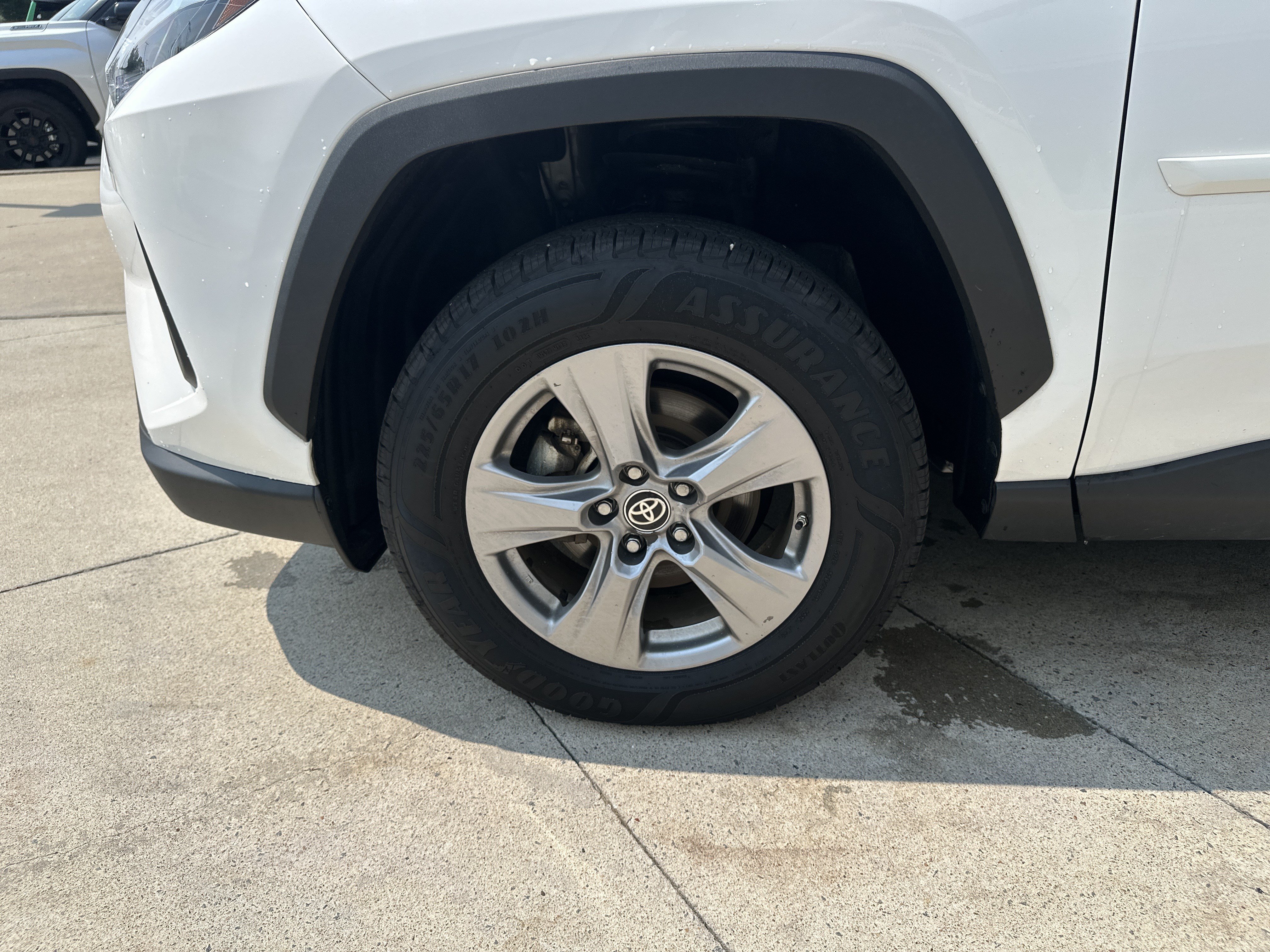 Used 2024 Toyota RAV4 LE AWD/4WD image 33