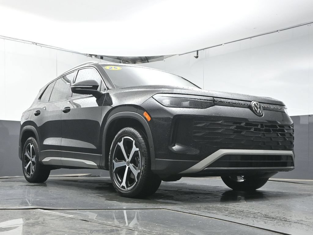 Used 2025 Volkswagen Tiguan SE FWD image 32