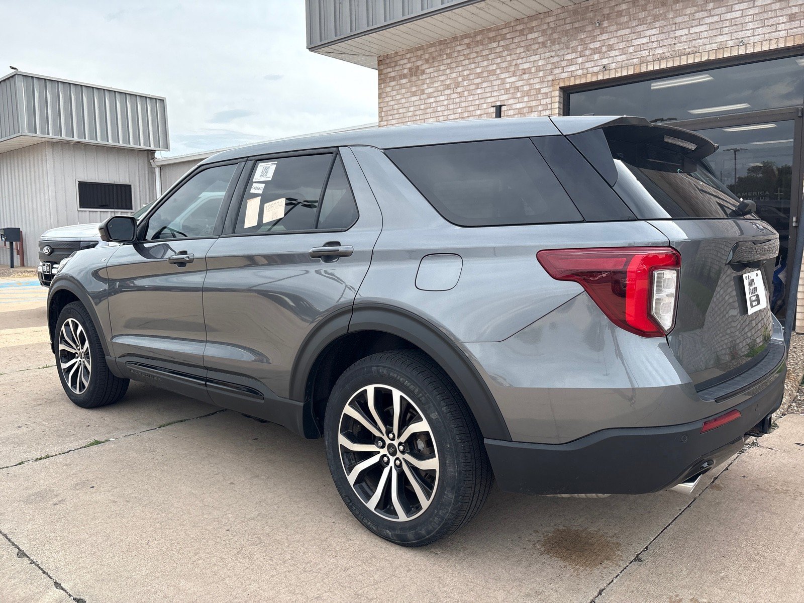 Used 2022 Ford Explorer ST-Line w/ Class IV Trailer Tow Package AWD/4WD image 12