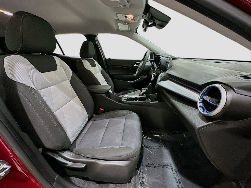 Used 2025 Chevrolet Trax LS image 28