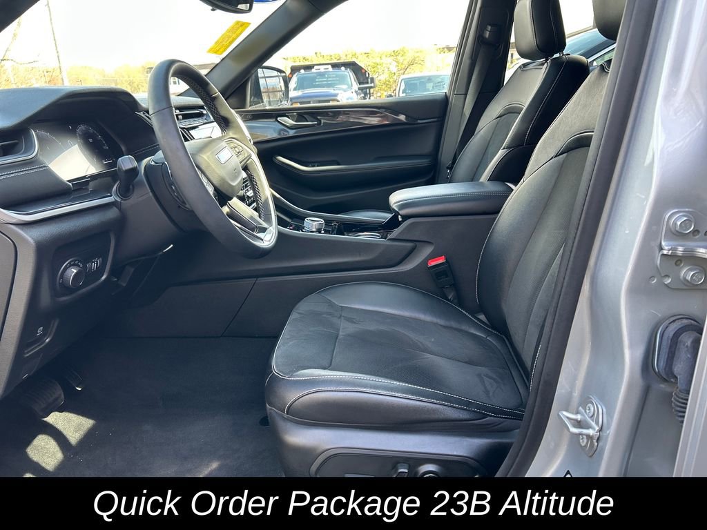 Used 2023 Jeep Grand Cherokee Altitude AWD/4WD image 15