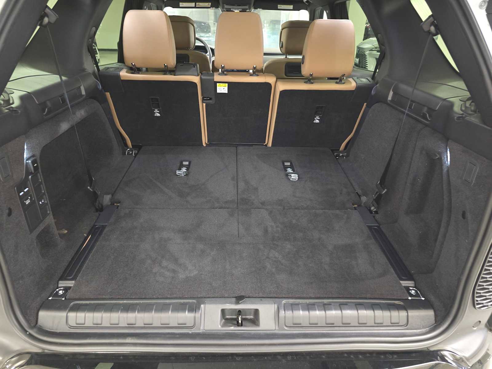 Used 2025 Land Rover Discovery Dynamic SE image 16