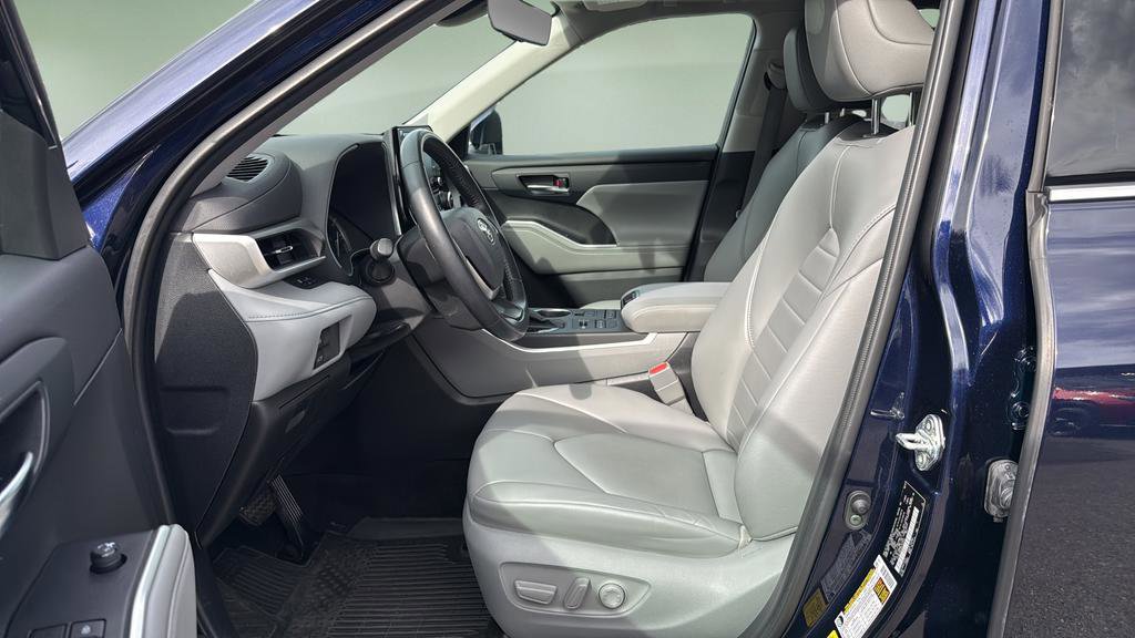 Used 2022 Toyota Highlander XLE image 11