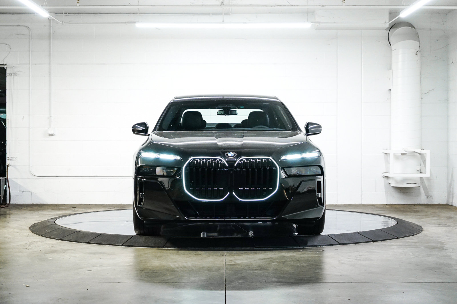 New 2026 BMW 760i xDrive w/ Executive Package AWD/4WD image 2