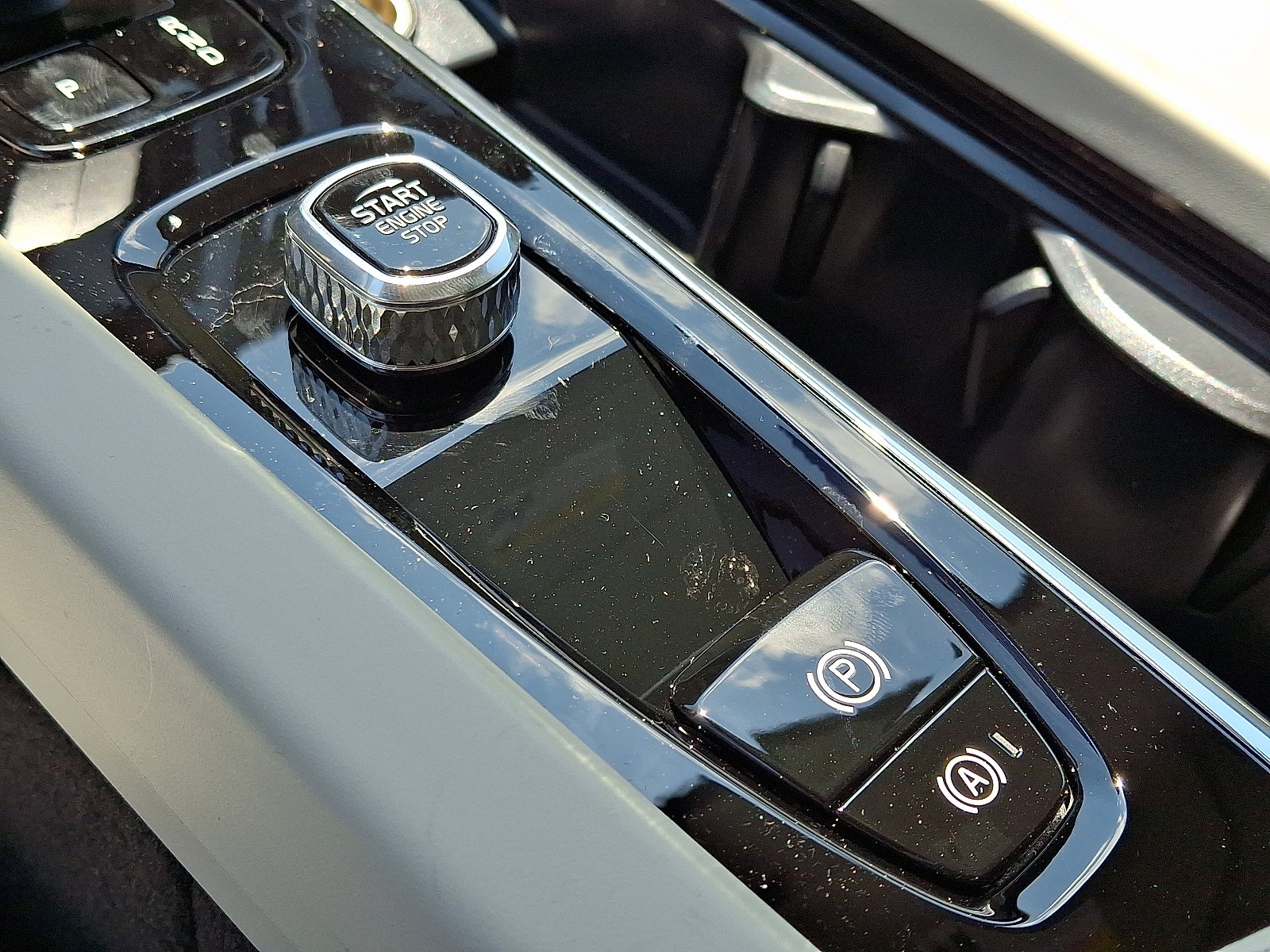 Used 2025 Volvo XC60 T8 Plus w/ Protection Package Premier image 16