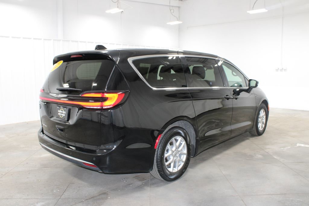 Used 2025 Chrysler Pacifica Select image 9