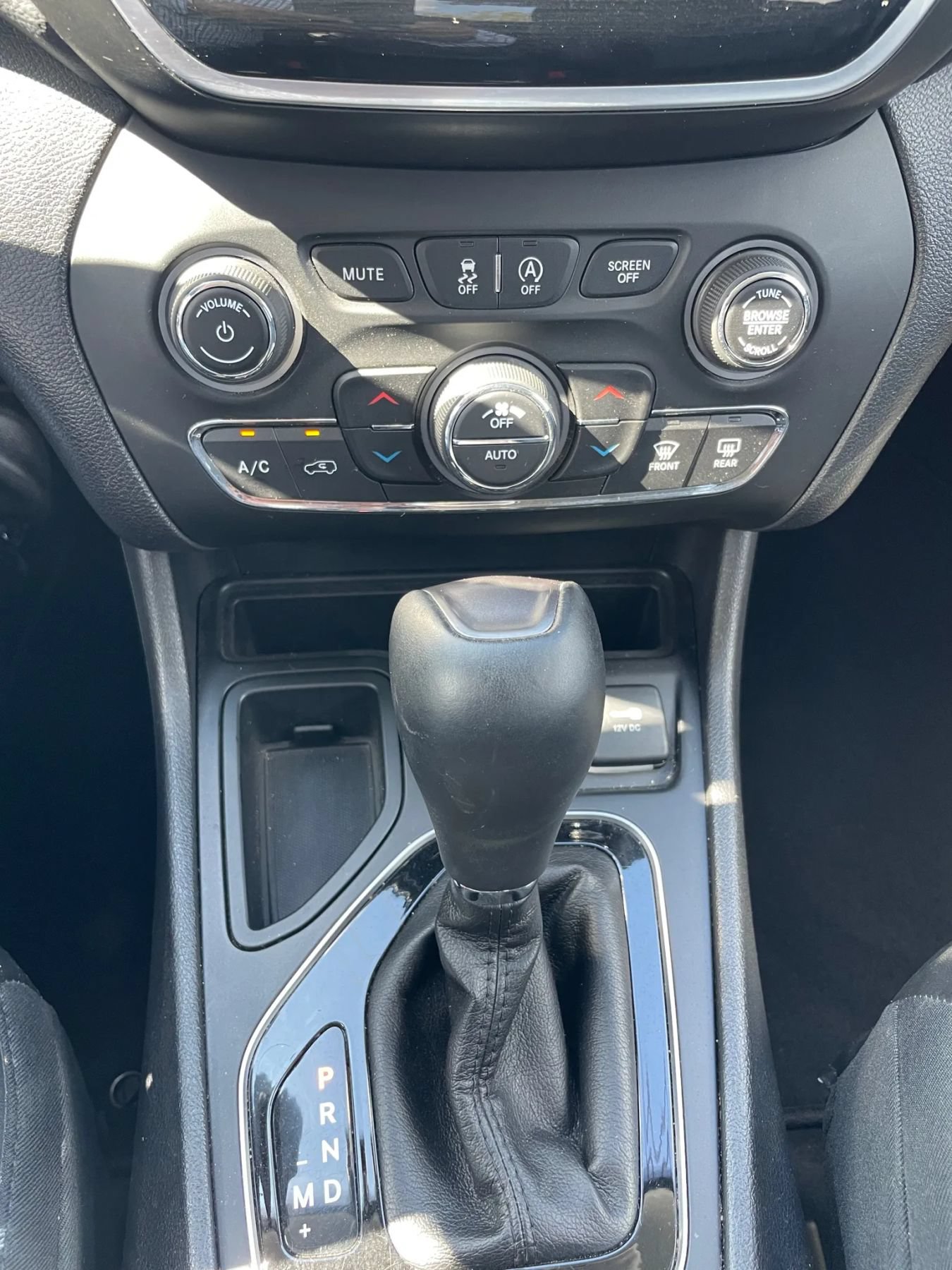 Used 2019 Jeep Cherokee Limited w/ Luxury Group FWD image 25