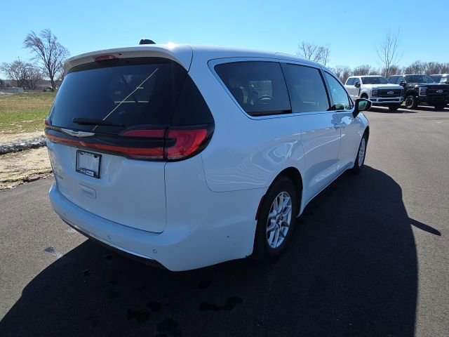 Used 2023 Chrysler Pacifica Touring-L image 9