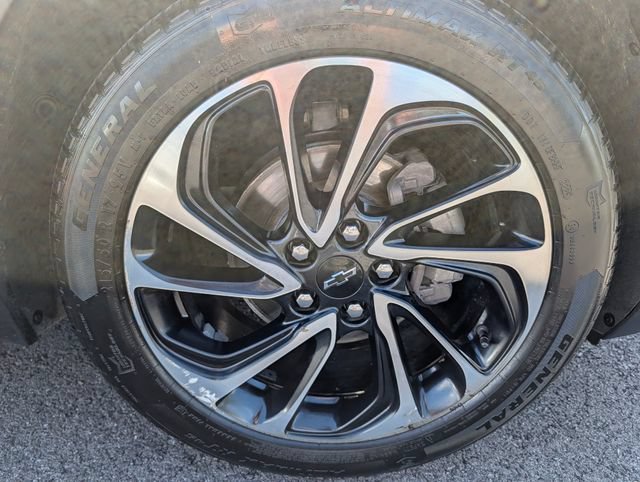 Used 2023 Chevrolet Bolt EUV Premier w/ Sun & Sound Package FWD image 9