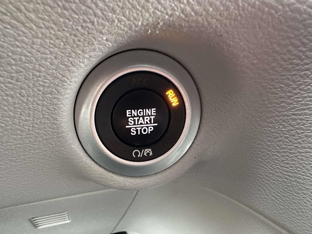 Used 2023 Chrysler Pacifica Touring-L FWD image 21